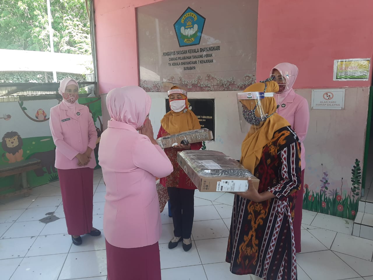 Ketua Bhayangkari Polda Jatim Berikan Bantuan Laptop Untuk TK Kemala Bhayangkari Kenjeran
