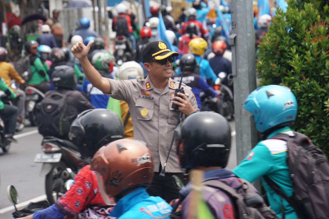 Kapolres Tanjung Perak Pimpin Pengamanan Jalur Unjuk Rasa Buruh