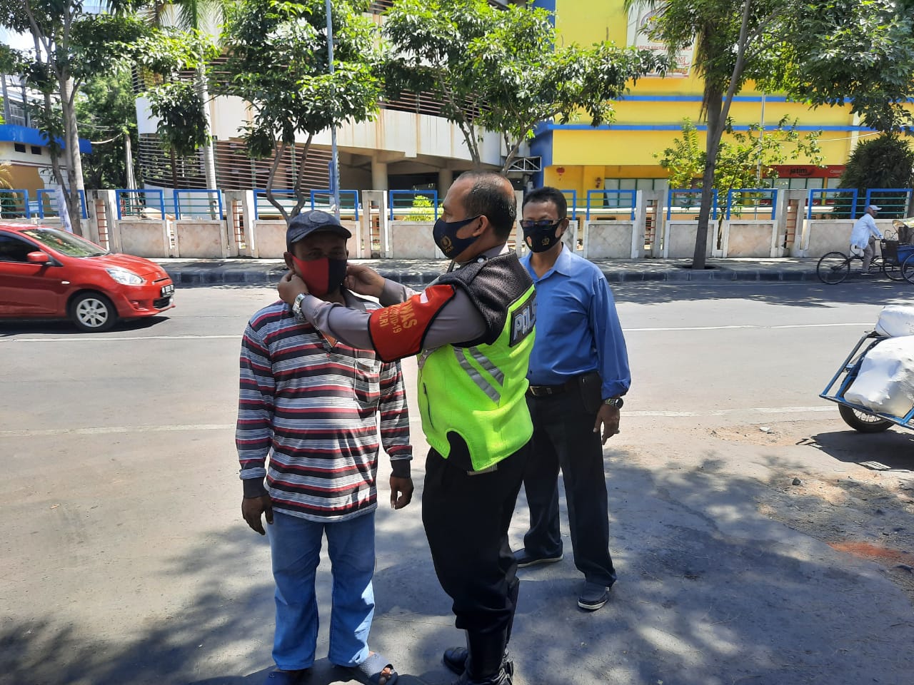 Polsek Pabean Cantikan Lakukan Razia Masker Sebagai Wujud Implementasi Inpres Nomor 6 Tahun 2020