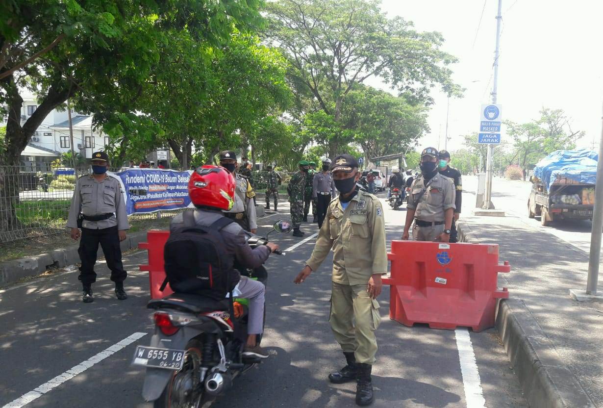 Kapolsek Kenjeran Pimpin Razia Masker Kepada Pengguna Jalan & Penumpang Bus