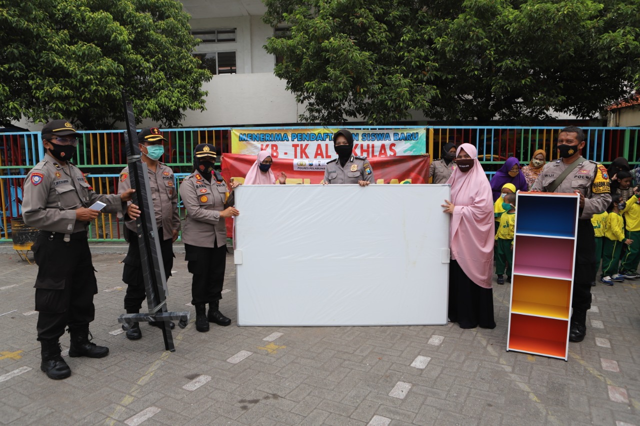 Peringati Hari Anak Nasional, Kapolres Tanjung Perak Berikan Bantuan Sarana Belajar Mengajar Ke Sekolah-Sekolah