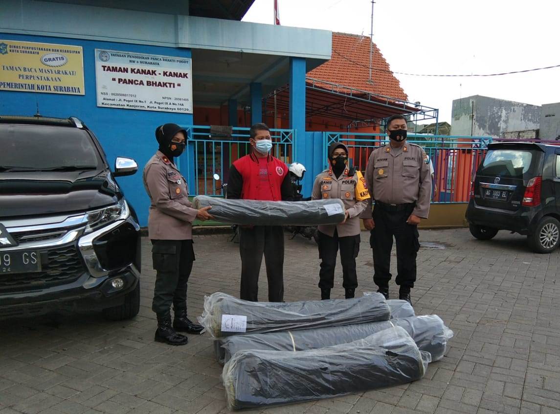 Kapolres Beri Bantuan Jala Untuk Kolam Ikan Warga KTS RW 05 Takal Kedinding