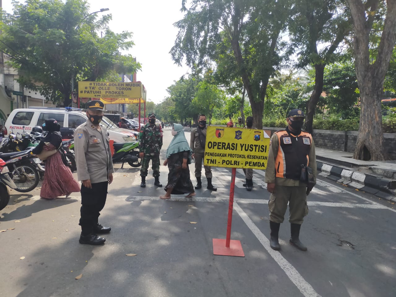 Kapolsek Semampir Pimpin Operasi Penertiban Masker di Jalan Nyamplungan Diikuti Personil Gabungan