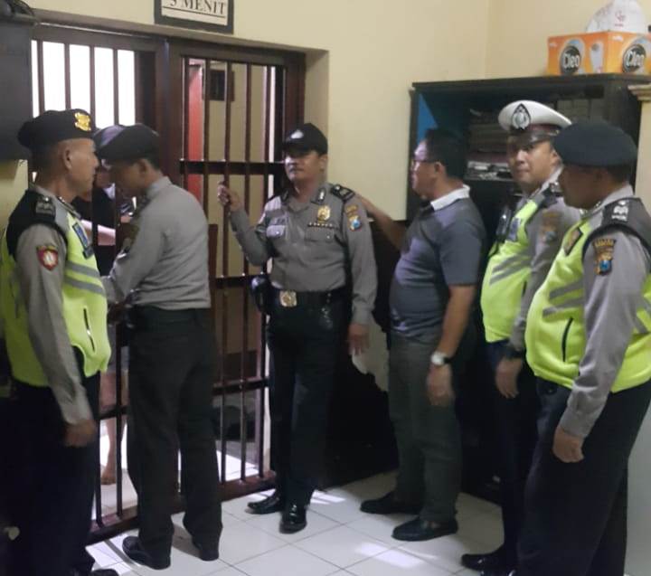 Polsek Pabean Cantikan Pastikan Kondisi Kesehatan Tahanan Melalui Pengecekan Rutin
