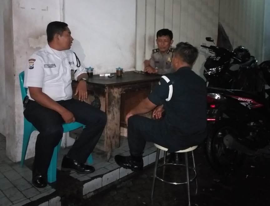 Babinkamtibmas Bongkaran Sampaikan Waspada Kriminalitas Dalam Patroli Malam