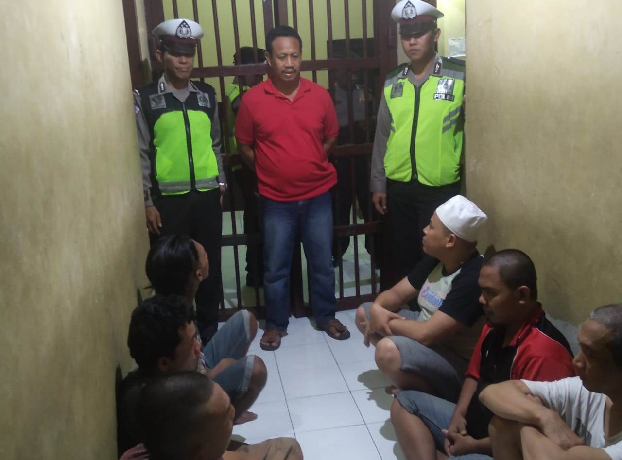 Polsek Pabean Cantikan Laksanakan Cek Rutin Tahanan Setelah Apel Malam