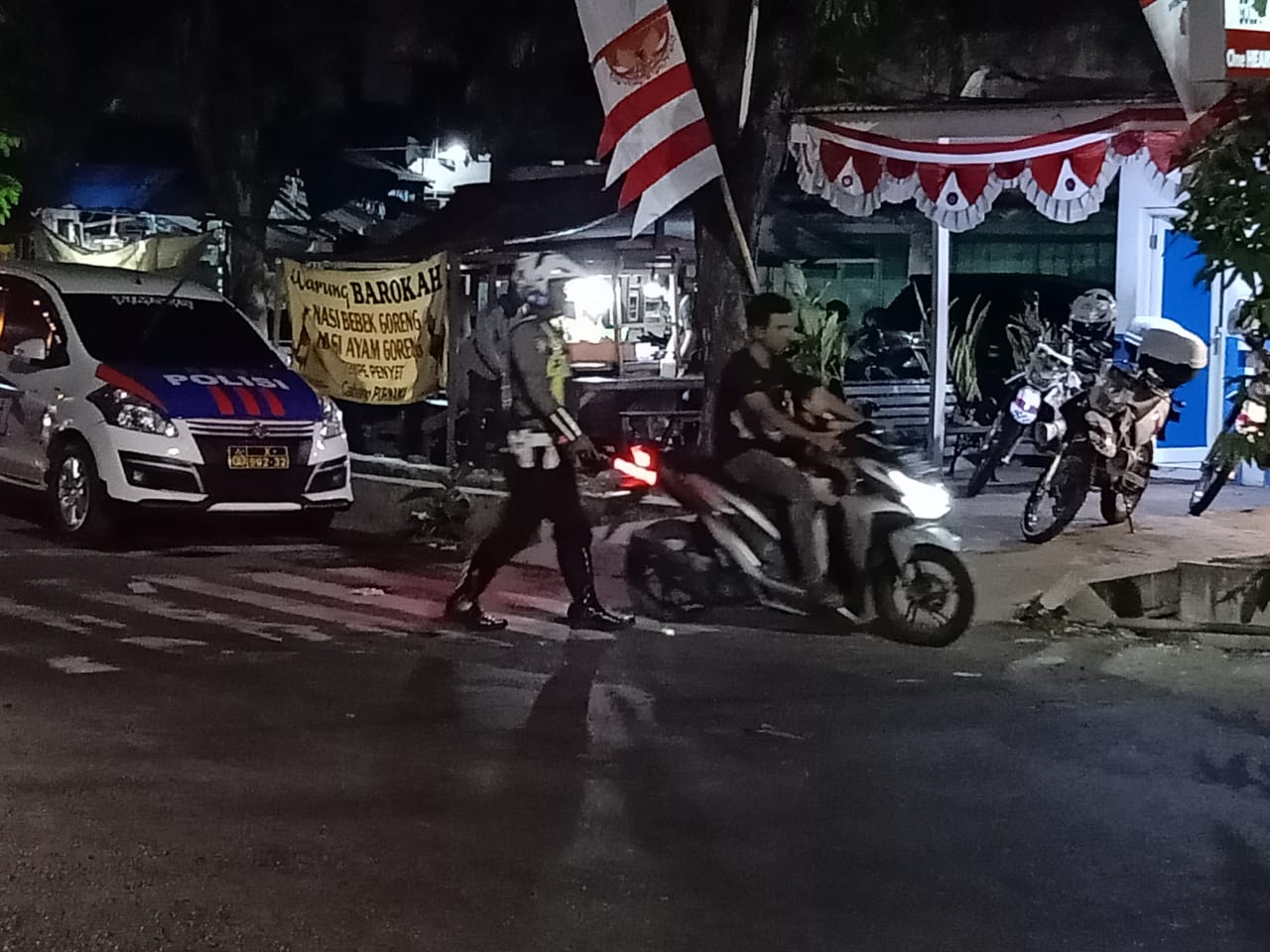 Satlantas Polres Tanjung Perak Lakukan Pengaturan Lalu Lintas Malam Diikuti Penindakan Pelanggar