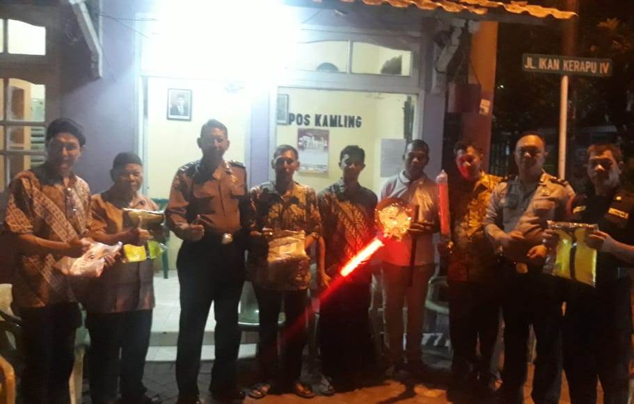 Satbinmas Polres Tanjung Perak Gelar Tilik Kamling, Bagikan Sarkon Untuk Kegiatan Siskamling