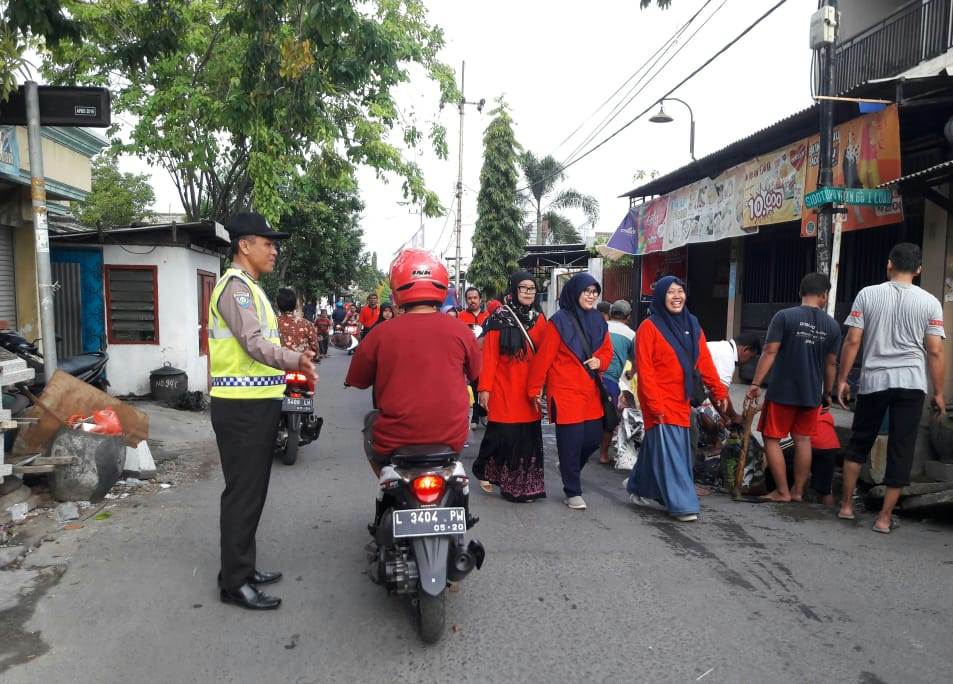 Babinkamtibmas Sidotopo Wetan Kawal Jalan Sehat HUT TP Wachid Hasyim