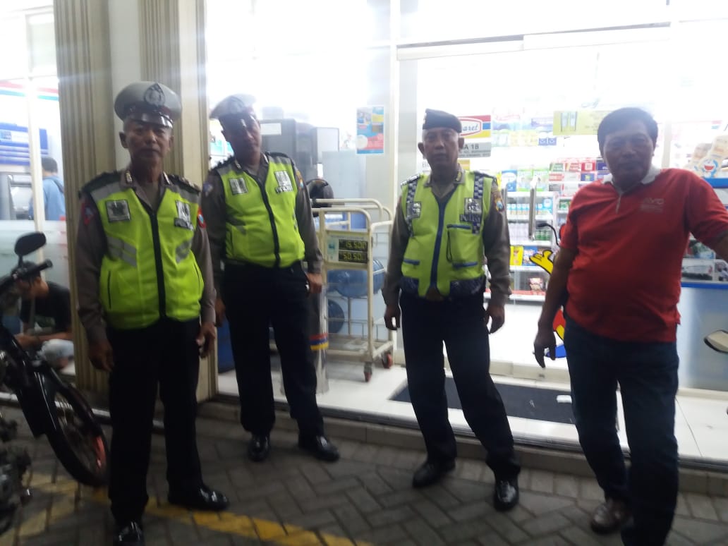 Patroli Malam di Mini Market, Polsek Pabean Cantikan Sampaikan Pesan Waspada Pencurian