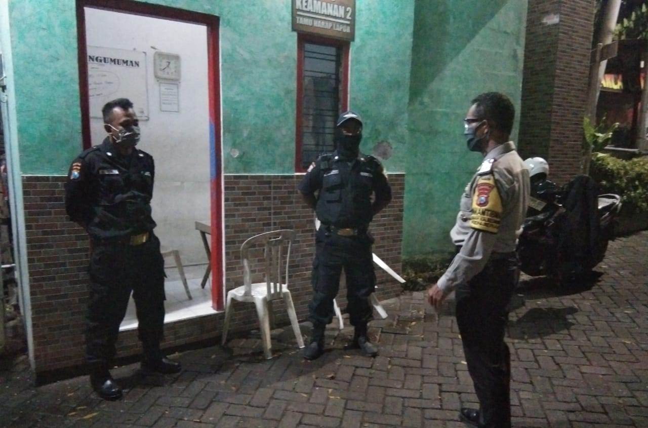 Patroli Malam di Pemukiman, Babinkamtibmas Takal Kedinding Himbau Petugas Keamanan Pakai Masker