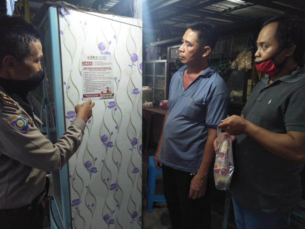 Panit Binmas Polsek Asemrowo Sosialisasi Aturan PSBB di Warung-Warung