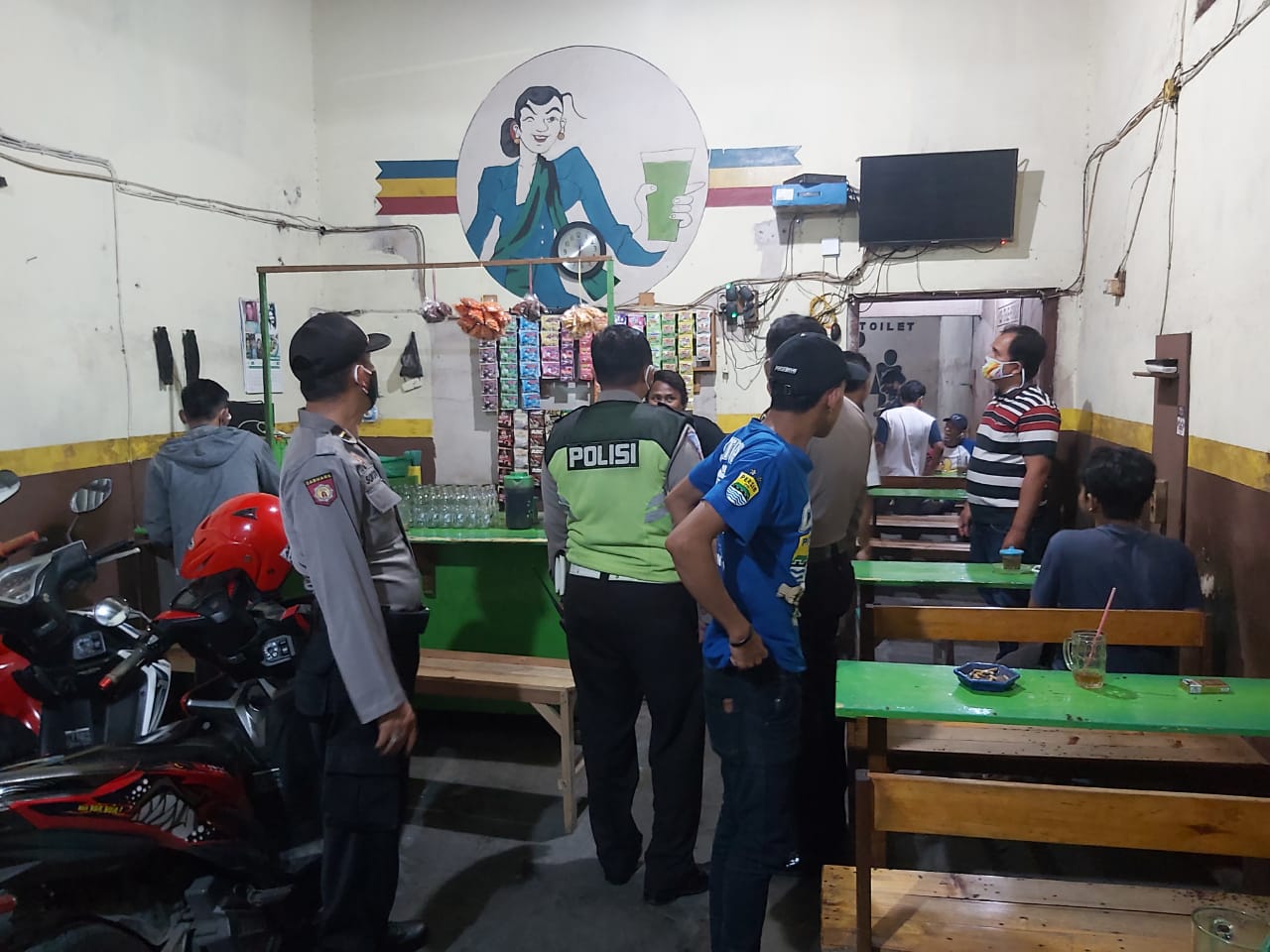 Polsek Krembangan Gelar Patroli Malam di Warkop, Tegakkan Aturan PSBB