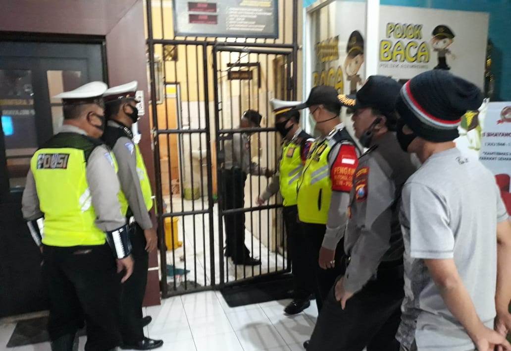 Cegah Tahanan Melarikan Diri, Polsek Asemrowo Lakukan Pengecekan Pagi & Malam