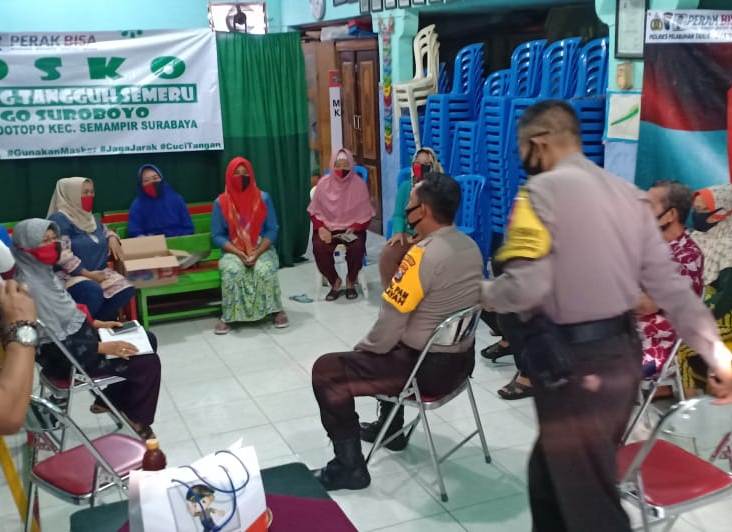 Kapolsek Semampir Berikan Bantuan Masker Ke Kampung Tangguh