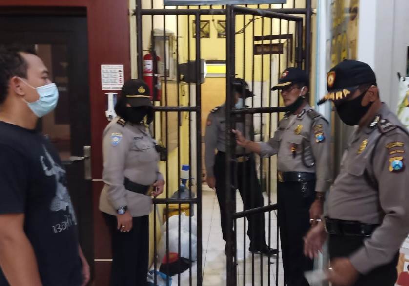 Polsek Asemrowo Lakukan Pengecekan Rutin, Cegah Tahanan Melarikan Diri