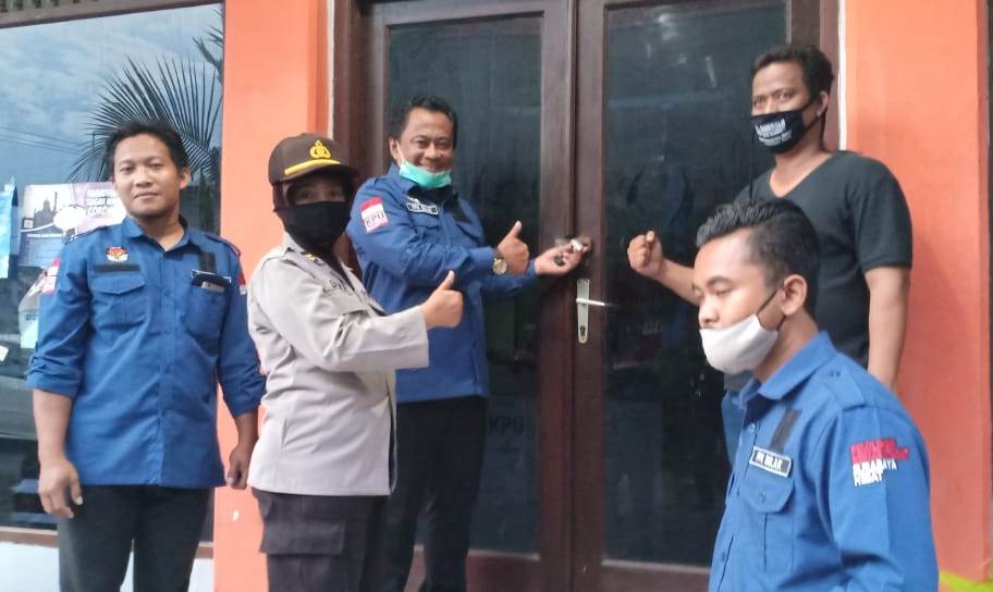 Polsek Kenjeran Kawal Pengembalian Logistik Pilwali dari TPS Ke PPK Kecamatan Bulak