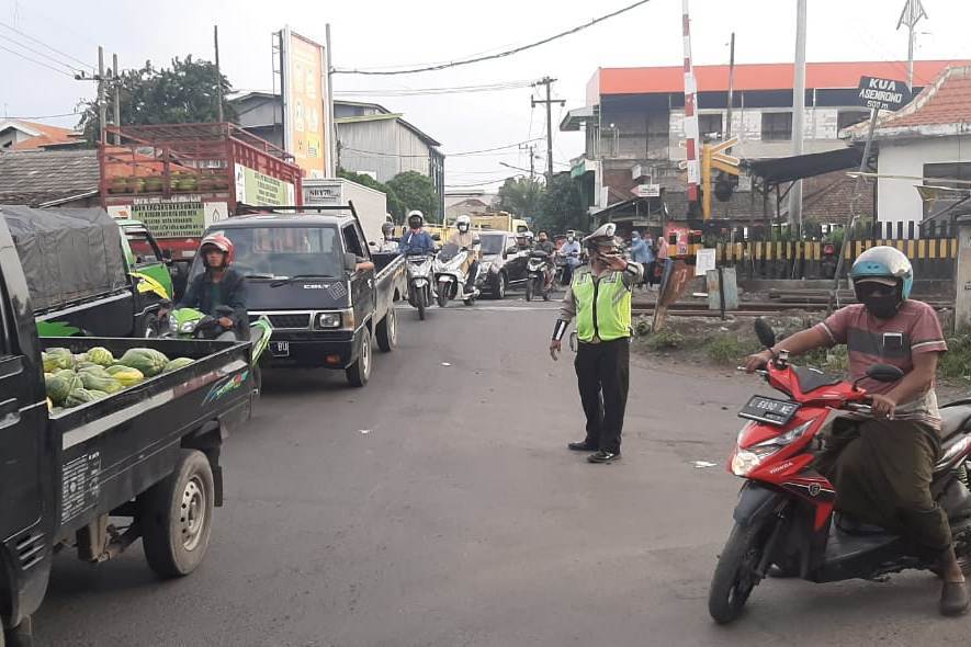 Unit Lantas Polsek Asemrowo Laksanakan Pengaturan Sore Hari di Titik Rawan Kemacetan