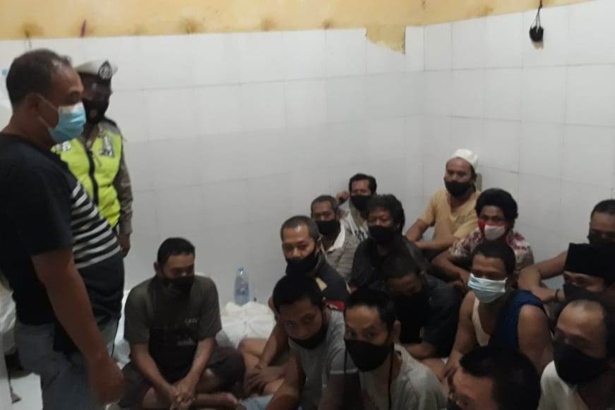 Cek Rutin Ruang Tahanan, Polsek Asemrowo Antisipasi Kemungkinan Tahanan Sakit
