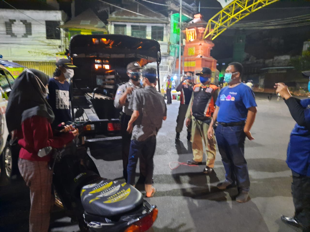 Polsek Pabean Cantikan Bareng Satpol PP & Linmas Gelar Operasi Masker Mobile Malam Hari