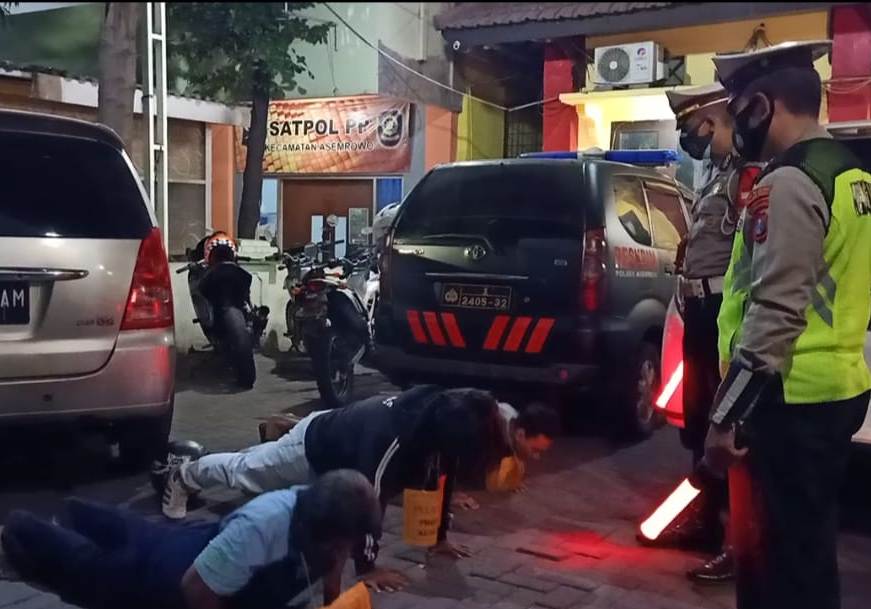 Polsek Asemrowo Gelar Operasi Penertiban Masker, Amankan 8 Pelanggar