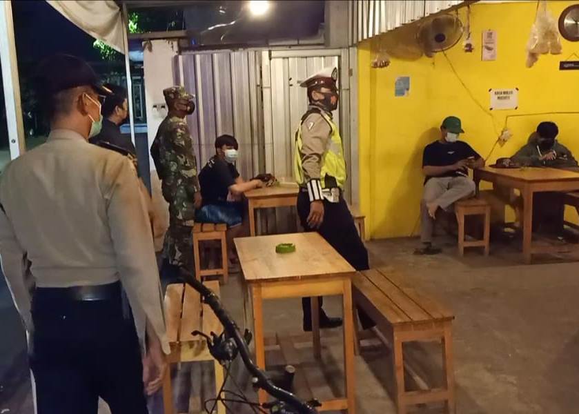 Polsek Asemrowo Lakukan Operasi Pemberlakuan Jam Malam, Cegah Kerumunan Yang Berpotensi Menyebabkan Penyebaran Covid-19