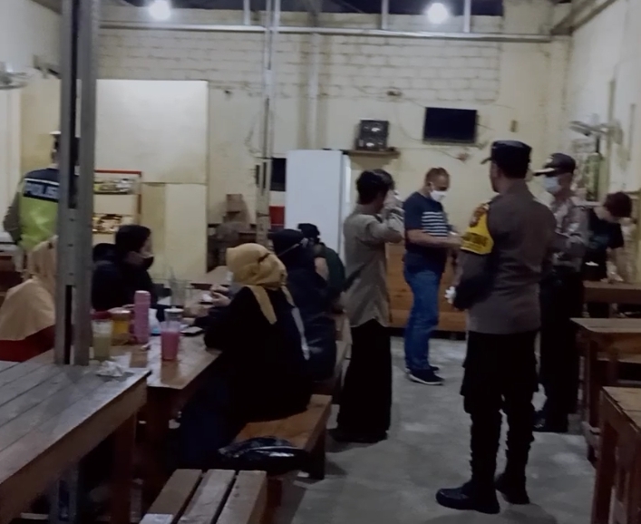 Polsek Asemrowo Bersama Linmas Datangi Warung-Warung, Lakukan Operasi Jam Malam & Penertiban Masker