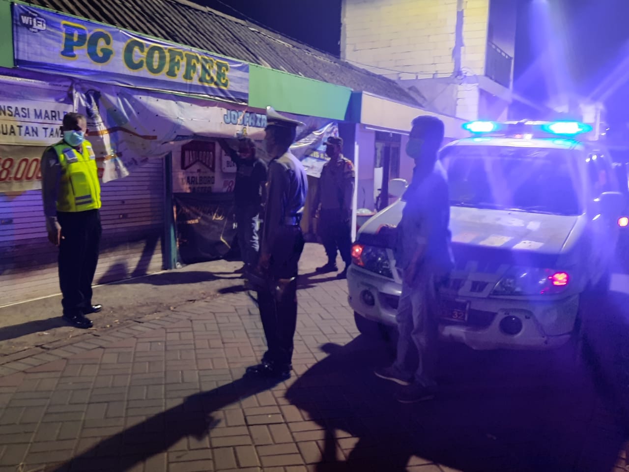 Polsek Krembangan Gelar Operasi Jam Malam & Penertiban Masker, Sasar Warung, Toko Serta Kios