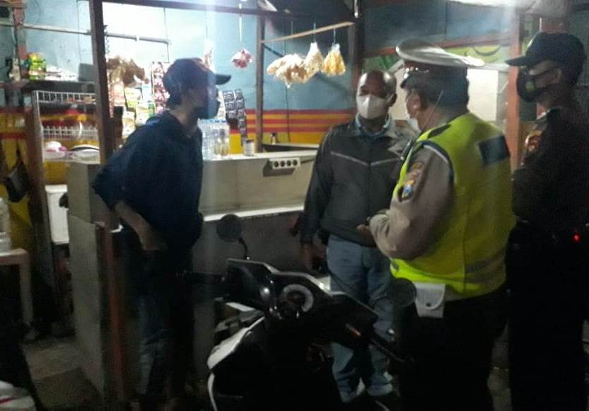 Polsek Asemrowo Gelar Operasi Jam Malam, Sasar Warung-Warung Bareng Personil Instansi Samping