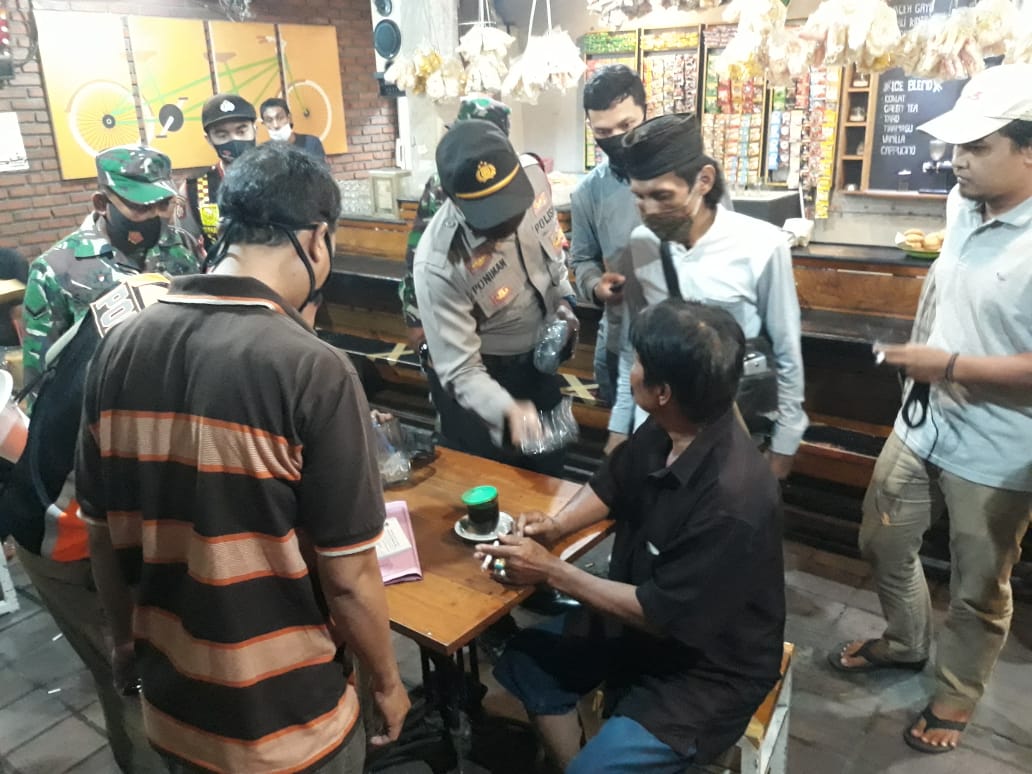 Polsek Asemrowo Gelar Razia Masker di Warkop & Cafe Bareng Instansi Samping