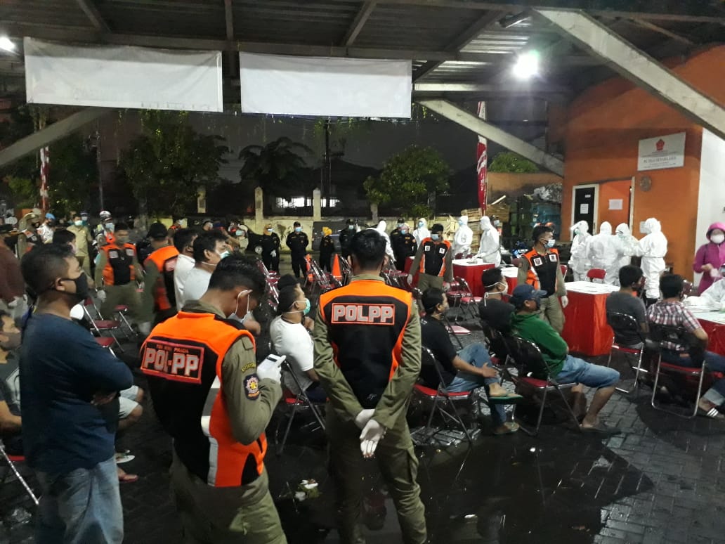 Polres Tanjung  Perak Bareng Instansi Samping Lakukan Pengamanan Rapid Tes di Pasar Buah Tanjungsari
