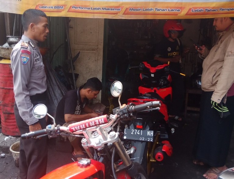 Babinkamtibmas Dupak Sambang Bengkel,  Larang Pemasangan Knalpot Brong