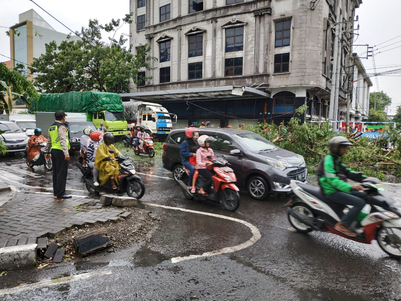 Cegah Macet Akibat Pohon Tumbang, Polsek Pabean Cantikan Lakukan Pengaturan