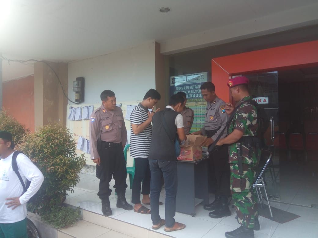 Polsek Asemrowo Lakukan Pengamanan Rekapitulasi Suara di PPK