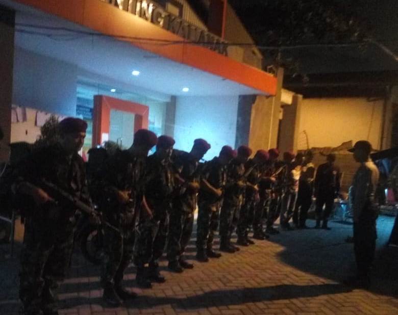 Kapolsek Asemrowo Pimpin Apel Pergeseran Pasukan Marinir di PPK