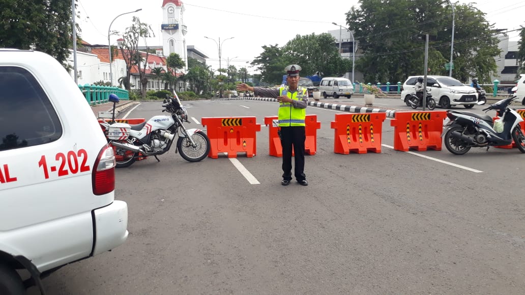 Unit Lantas Polsek Pabean Cantikan Lakukan Penutupan Jalur Antisipasi Kemacetan