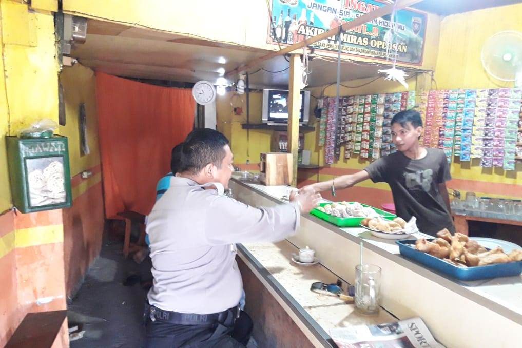 Babinkamtibmas Ujung Sambang Warung Giras, Beri Himbauan Tidak Buka Terang-Terangan