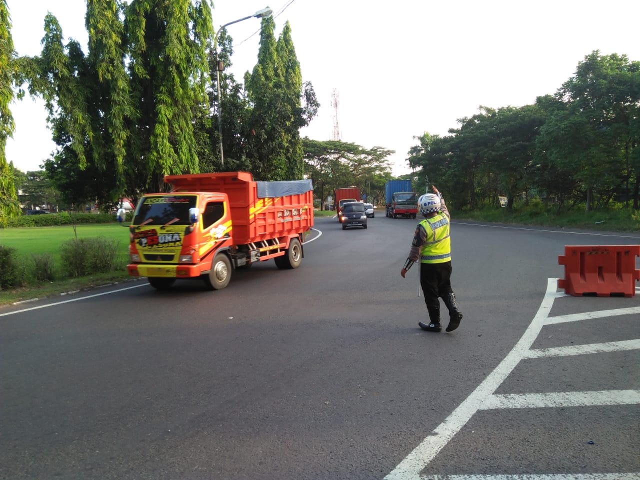Satlantas Polres Tanjung Perak Lakukan Pengaturan Sore Bantu Kepulangan Pekerja