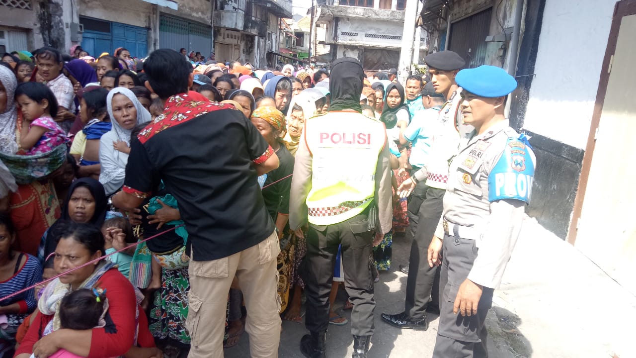 Kapolsek Pabean Cantikan Pimpin Pengamanan Pembagian Zakat Mall