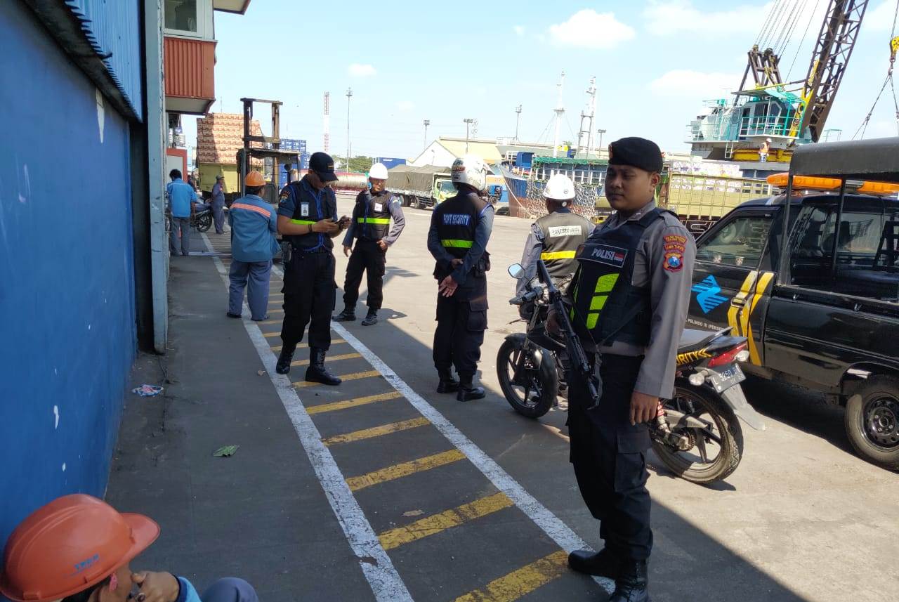 Satsabhara Polres Tanjung Perak Patroli Pelabuhan, Sampaikan Pesan Keselamatan