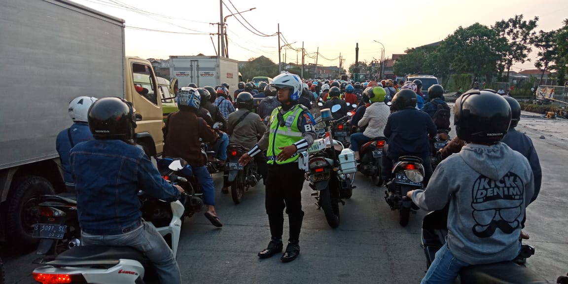 Satlantas Polres Tanjung Perak Berikan Pelayanan Lewat Pengaturan Sore