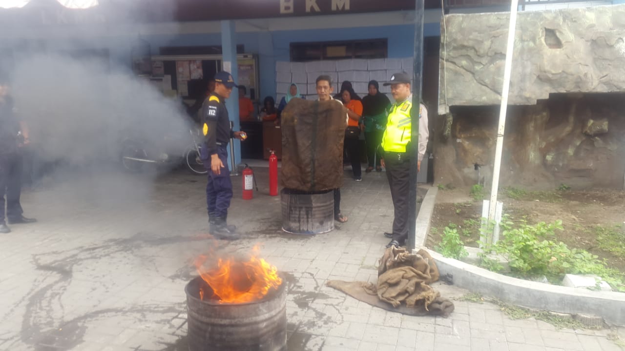 Ibu-Ibu Kader PKK Krembangan Utara Diajari Cara Memadamkan Api