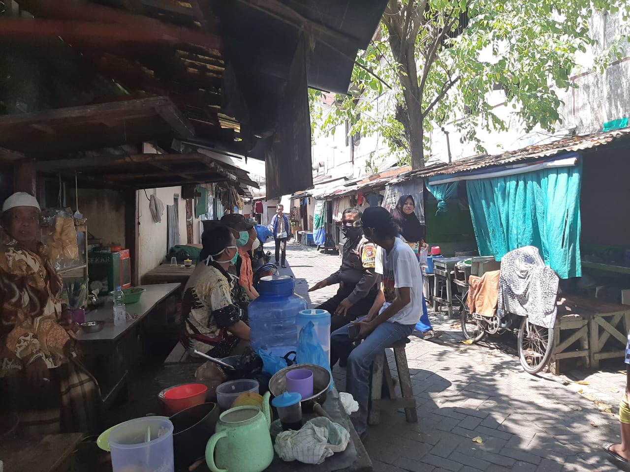 Babinkamtibmas Krembangan Utara Sambang Warga Pesapen Pasar, Sampaikan Jaga Kebersihan