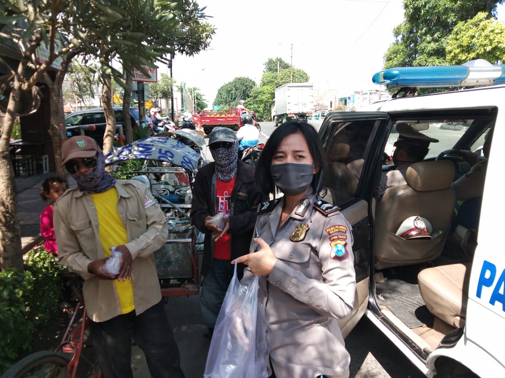 Kanit Lantas Polsek Krembangan Pimpin Pembagian Nasi Bungkus