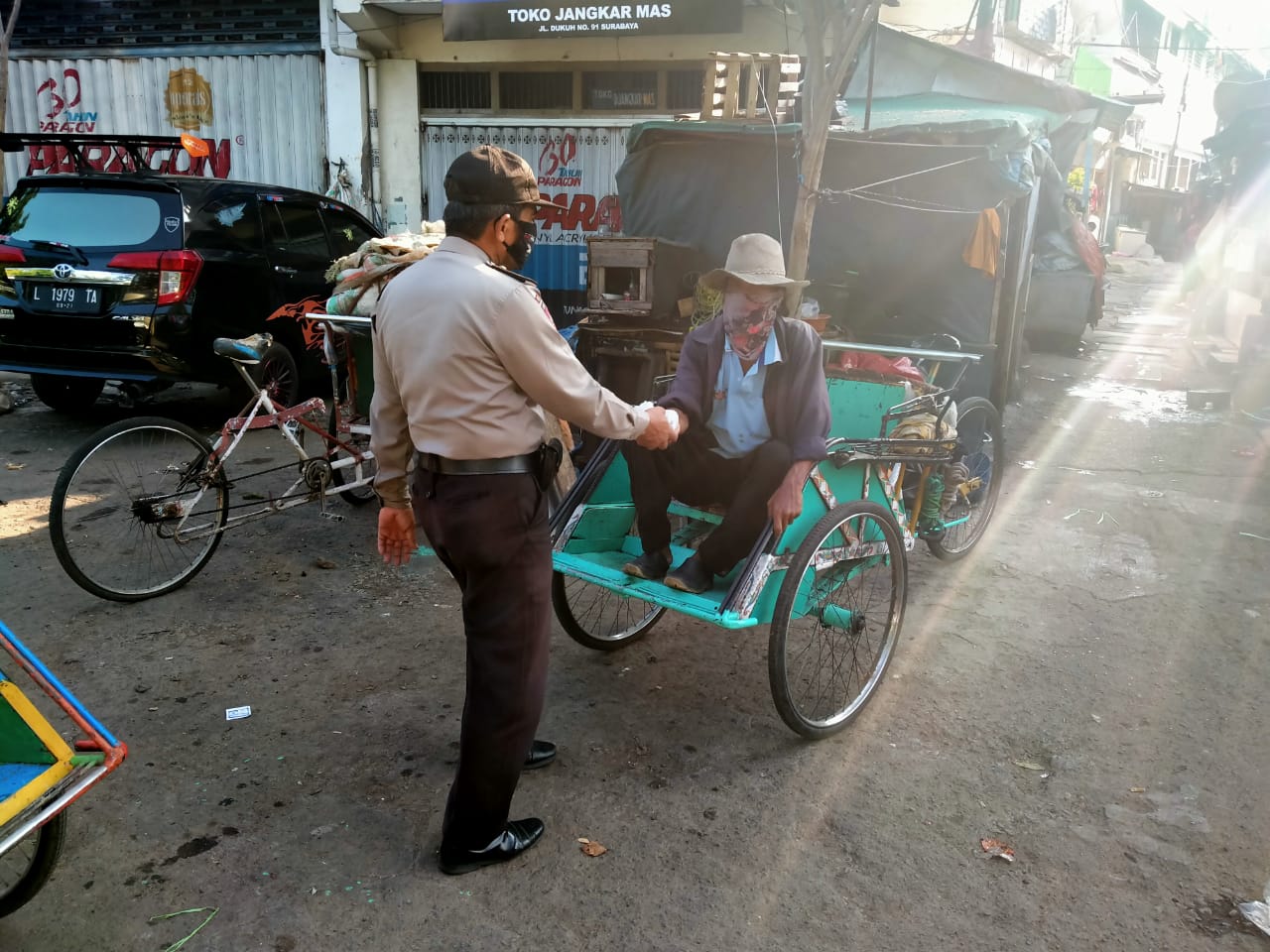 Polsek Pabean Cantikan Bagikan Nasi Bungkus Gratis Untuk Bekal Berbuka Puasa
