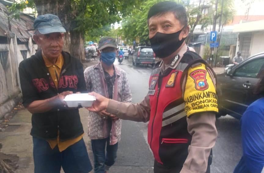 Babinkamtibmas Bongkaran Bagikan Nasi Kotak Gratis Untuk Tukang Becak & PKL