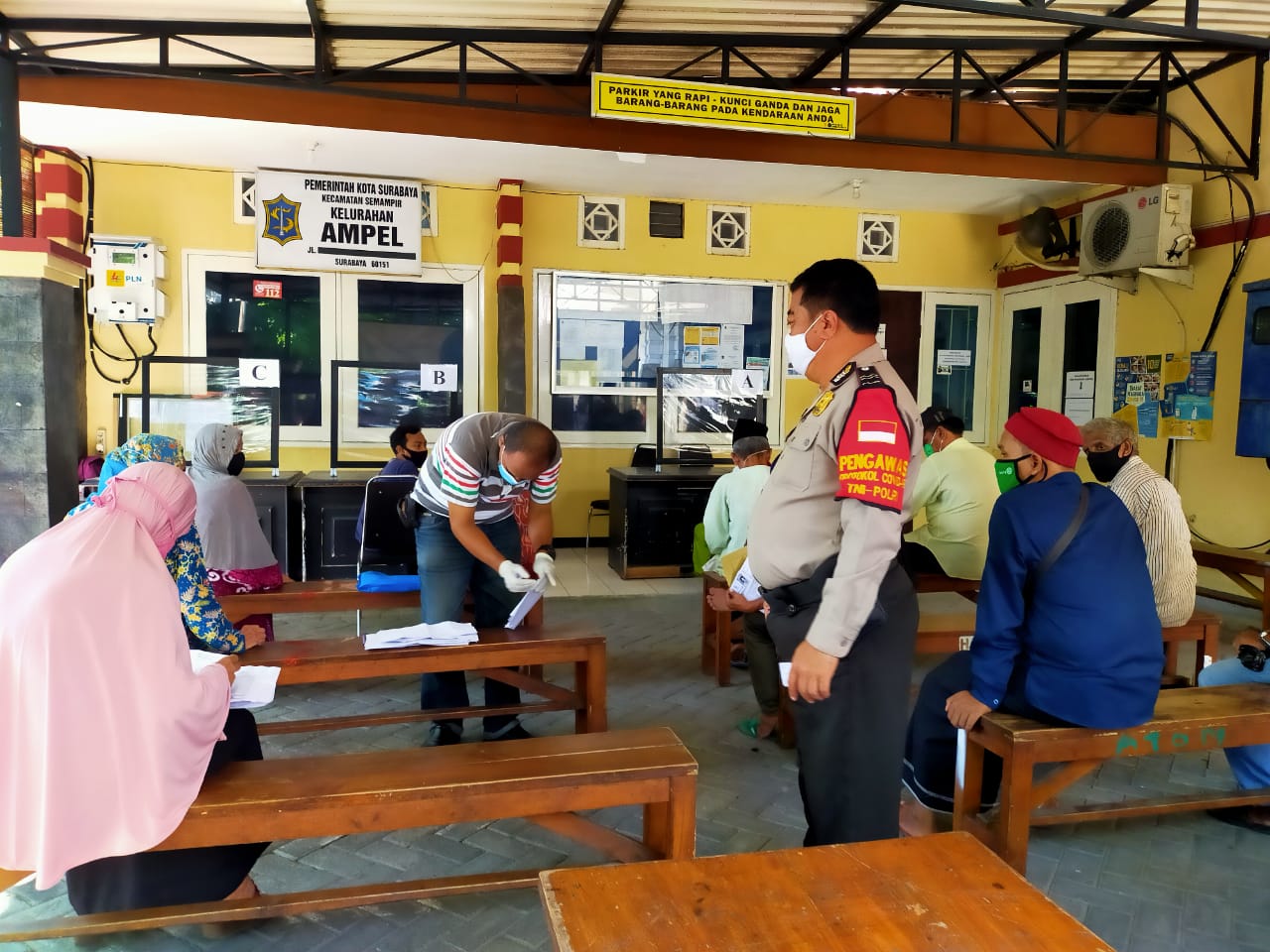 Babinkamtibmas Ampel Amankan Pengambilan BLT di Kantor Kelurahan