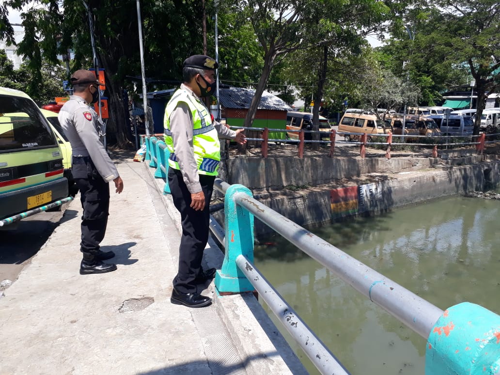 Polsek Pabean Cantikan Pantau Debit Air di Sungai Kalimas, Waspadai Potensi Banjir