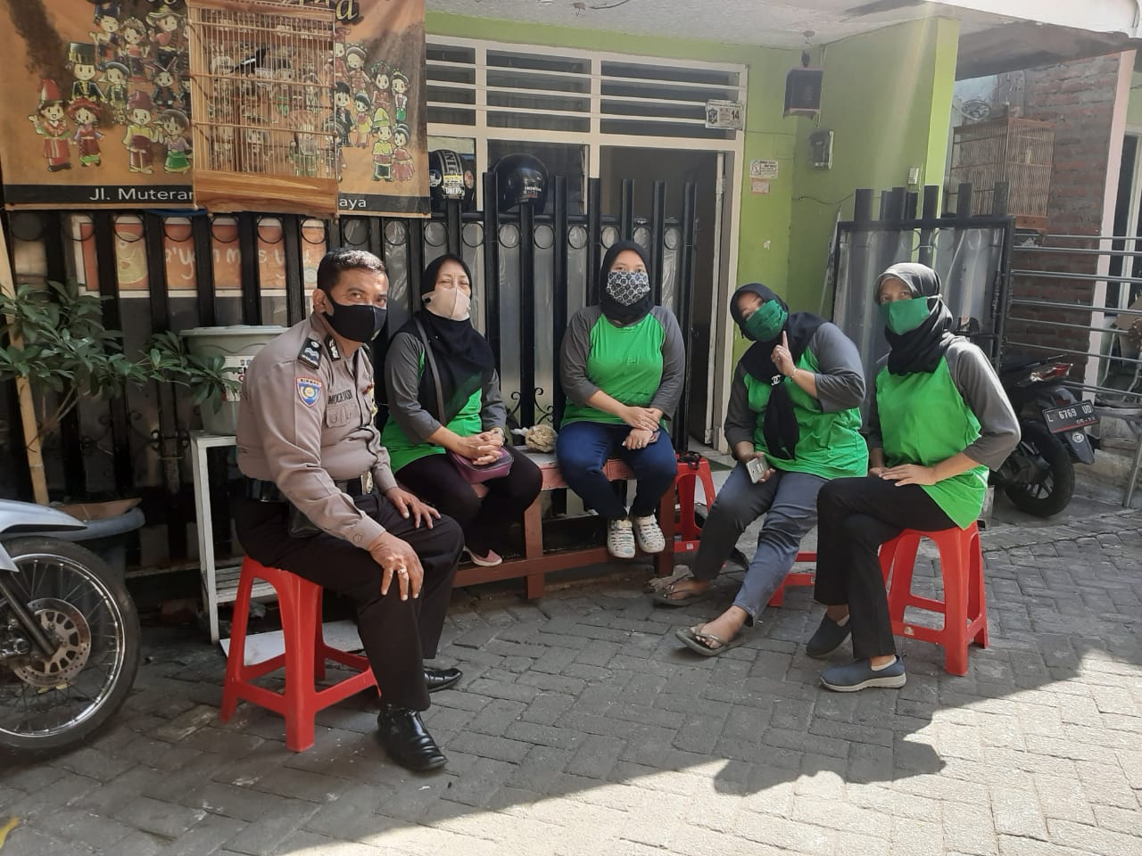 Babinkamtibmas Krembangan Utara Sampaikan Himbauan Protokol Kesehatan ke Ibu-Ibu Warga Muteran