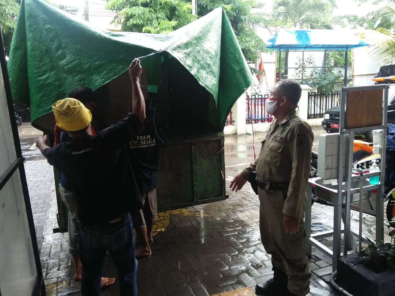 Polsek Asemrowo Pantau & Amankan Distribusi Logistik Pilwali di Kantor PPK